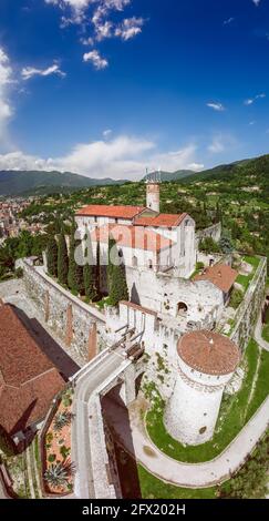 Schöne vertikale Panoramablick von einer Drohne eines mittelalterlichen Schloss und umliegende Landschaft in Brescia Stadt Stockfoto