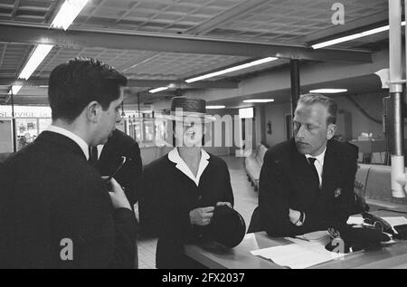 Concertgebouw Orchestra am Flughafen Schiphol aus Wien, 8. Juni 1962, Niederlande, Presseagentur des 20. Jahrhunderts, Foto, Nachrichten zu erinnern, Dokumentarfilm, historische Fotografie 1945-1990, visuelle Geschichten, Menschliche Geschichte des zwanzigsten Jahrhunderts, Momente in der Zeit festzuhalten Stockfoto