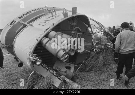 Landeballon Dutch Viking nach erfolgreichem Flug über den Atlantik im Polder bei Almere; die Kabine des Ballons nach der harten Landung, 2. September 1986, Kabinen, Landungen, Heißluftballons, Polder, Niederlande, Foto der Presseagentur des 20. Jahrhunderts, zu erinnerende Nachrichten, Dokumentation, historische Fotografie 1945-1990, visuelle Geschichten, Menschliche Geschichte des zwanzigsten Jahrhunderts, Momente in der Zeit festzuhalten Stockfoto