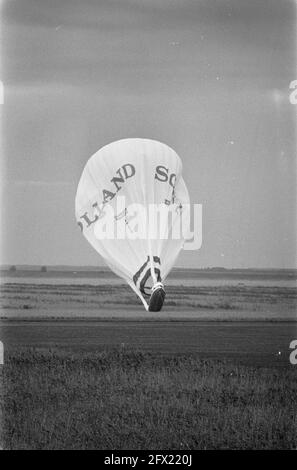 Landeballon Dutch Viking nach erfolgreichem Flug über den Atlantik im Polder bei Almere, 2. September 1986, Landungen, Heißluftballons, Polders, Niederlande, Presseagentur des 20. Jahrhunderts, Foto, Nachrichten zu erinnern, Dokumentarfilm, historische Fotografie 1945-1990, visuelle Geschichten, Menschliche Geschichte des zwanzigsten Jahrhunderts, Momente in der Zeit festzuhalten Stockfoto