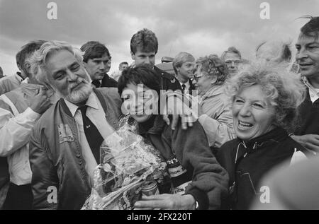 Landeballon Holländischer Wikinger nach erfolgreichem Flug über den Atlantik im Polder bei Almere; die Eltern von Evelien Brink, 2. September 1986, Landungen, Heißluftballons, Polder, Eindringlinge, Niederlande, Presseagentur des 20. Jahrhunderts, Foto, Nachrichten zu erinnern, Dokumentarfilm, historische Fotografie 1945-1990, visuelle Geschichten, Menschliche Geschichte des zwanzigsten Jahrhunderts, Momente in der Zeit festzuhalten Stockfoto