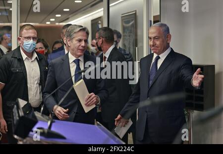 Jerusalem, Usa. Mai 2021. Der israelische Premierminister Benjamin Netanjahu (R) und der US-Außenminister Anthony Blinken kommen am 25. Mai 2021 zu einer gemeinsamen Pressekonferenz nach Jerusalem, Tage nachdem ein von Ägypten vermittelter Waffenstillstand die Kämpfe zwischen dem jüdischen Staat und den Machthabern der Hamas im Gazastreifen gestoppt hatte. Pool Foto von Menahem KAHANA /UPI Credit: UPI/Alamy Live News Stockfoto