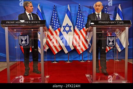 Jerusalem, Usa. Mai 2021. Der israelische Premierminister Benjamin Netanjahu (R) und der US-Außenminister Anthony Blinken halten am 25. Mai 2021 eine gemeinsame Pressekonferenz in Jerusalem ab, Tage nachdem ein von Ägypten vermittelter Waffenstillstand die Kämpfe zwischen dem jüdischen Staat und den Machthabern der Hamas im Gazastreifen gestoppt hat. Pool Foto von Menahem KAHANA /UPI Credit: UPI/Alamy Live News Stockfoto