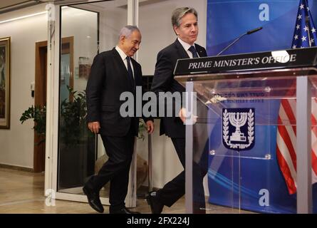 Jerusalem, Usa. Mai 2021. Der israelische Premierminister Benjamin Netanjahu (L) und der US-Außenminister Anthony Blinken kommen am 25. Mai 2021 zu einer gemeinsamen Pressekonferenz nach Jerusalem, Tage nachdem ein von Ägypten vermittelter Waffenstillstand die Kämpfe zwischen dem jüdischen Staat und den Machthabern der Hamas im Gazastreifen gestoppt hatte. Pool Foto von Menahem KAHANA /UPI Credit: UPI/Alamy Live News Stockfoto