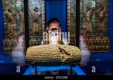 EMBARGO bis 00.01 25. Mai 2021 (d. h. für Printmedien morgen verfügbar, aber bis dahin nicht online nutzbar) - London, Großbritannien. 25 Mai 2021. Der Cyrus Cylinder 539-538 v. Chr., im Besitz des British Museum - Epic Iran, eine neue Ausstellung im V&A, wird eröffnet, sobald die Sperre weiter nachlässt. Es untersucht 5,000 Jahre iranischer Kunst, Design und Kultur und vereint über 300 Objekte aus dem alten, islamischen und zeitgenössischen Iran. Es ist die erste große Ausstellung in Großbritannien seit 90 Jahren, die eine übergreifende Erzählung des Iran von 3000 v. Chr. bis heute präsentiert. Epic Iran wird von der V&A mit dem Iran Heritage Fou organisiert Stockfoto