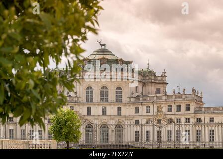 Stupinigi, Turin, Italien: Historisches königliches Jagdschloss des Savoyer Königshauses, selektiver Fokus verschwommene Blätter im Vordergrund Stockfoto