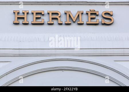 Kopenhagen, Dänemark - 2. April 2019: Hermes Logo an der Wand. Hermes ist ein französischer Luxusgüterhersteller, der 1837 gegründet wurde Stockfoto