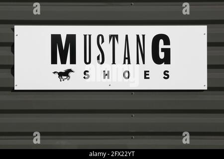 Macon, Frankreich - 15. März 2020: Mustang Schuhe Logo an einer Wand. Die 1932 gegründete Marke Mustang ist eine Erfolgsgeschichte in der Geschichte der Jeans Stockfoto