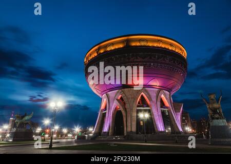 Beleuchtetes Zentrum der Familie und Ehe Hochzeitspalast, eine der beliebtesten Touristenattraktion in Kasan, Tatarstan, Russland Stockfoto