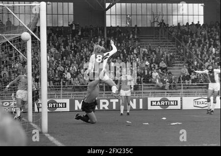 Ajax gegen FC Utrecht 7-0; Spielmomente, 24. Oktober 1976, Sport, Fußball, Niederlande, Foto der Presseagentur des 20. Jahrhunderts, zu erinnerende Nachrichten, Dokumentarfilm, historische Fotografie 1945-1990, visuelle Geschichten, Menschliche Geschichte des zwanzigsten Jahrhunderts, Momente in der Zeit festzuhalten Stockfoto