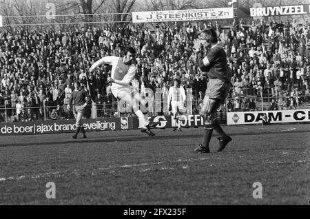 Ajax gegen FC Utrecht 3-0, Spielmomente, 23. März 1975, Sport, Fußball, Niederlande, Foto der Presseagentur des 20. Jahrhunderts, zu erinnerende Nachrichten, Dokumentarfilm, historische Fotografie 1945-1990, visuelle Geschichten, Menschliche Geschichte des zwanzigsten Jahrhunderts, Momente in der Zeit festzuhalten Stockfoto