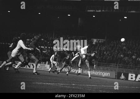 Ajax gegen FC Utrecht 5-1; Spielmomente, 18. Oktober 1975, Sport, Fußball, Niederlande, Presseagentur des 20. Jahrhunderts, Foto, Nachrichten zum erinnern, Dokumentarfilm, historische Fotografie 1945-1990, visuelle Geschichten, Menschliche Geschichte des zwanzigsten Jahrhunderts, Momente in der Zeit festzuhalten Stockfoto