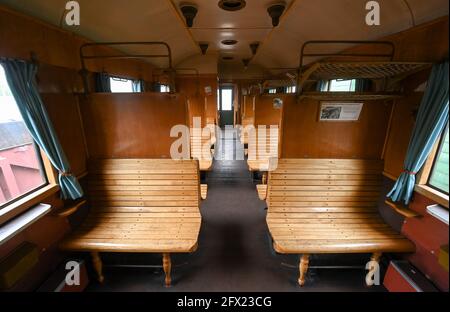 14. Mai 2021, Berlin: Blick in die 3. Klasse eines historischen Waggons aus dem Jahr 1932 auf dem Gelände der Dampflokfreunde Berlin e.V. im denkmalgeschützten Eisenbahndepot Schöneweide. Der Verein hat sich mit seiner ehrenamtlichen Arbeit zum Ziel gesetzt, historische Schienenfahrzeuge zu erhalten und ermöglicht das Reisen in einem nostalgischen Zug. Derzeit wird die Saison vorbereitet, sobald die Corona-Vorschriften es wieder zulassen. Die vorerst letzte Reise erfolgte am 15. März 2020 wegen Corona. Es gibt eine funktionsfähige Dampflokomotive der Klasse 52 und 14 Waggons, meist aus den 1930er Jahren. Foto: Jens Kalaene/dpa-Zentralbild/ZB Stockfoto