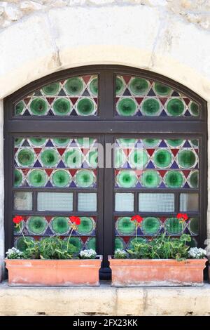 Farbenfrohe Fenster im mittelalterlichen Dorf Peroges in Frankreich Stockfoto