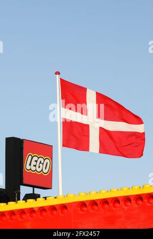 Billund, Dänemark - 12. November 2015: LEGO Logo auf einem Gebäude. LEGO ist eine Linie von Kunststoff-Bauspielzeugen, die von der dänischen Lego hergestellt werden Stockfoto