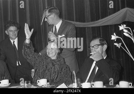 Versammlung der Mitglieder der Boerenpartij in Barneveld, Bauer Koekoek wurde erneut zum Vorsitzenden gewählt, Bauer Koekoek mit Ehefrau, 20. Januar 1969, Mitgliederversammlungen, Niederlande, 20. Jahrhundert Presseagentur Foto, Nachrichten zu erinnern, Dokumentarfilm, historische Fotografie 1945-1990, visuelle Geschichten, Menschliche Geschichte des zwanzigsten Jahrhunderts, Momente in der Zeit festzuhalten Stockfoto