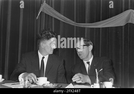 Mitgliederversammlung Boerenpartij in Barneveld, Bauer Koekoek wurde erneut zum Vorsitzenden gewählt H. Koekoek (rechts) und Herr Ubak, 20. Januar 1969, Mitgliederversammlung, Niederlande, 20. Jahrhundert Presseagentur Foto, Nachrichten zu erinnern, Dokumentarfilm, historische Fotografie 1945-1990, visuelle Geschichten, Menschliche Geschichte des zwanzigsten Jahrhunderts, Momente in der Zeit festzuhalten Stockfoto