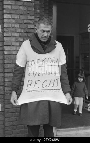 Versammlung der Mitglieder der Boerenpartij in Barneveld, Bauer Koekoek wurde erneut zum Vorsitzenden gewählt Mann mit Pullover, auf dem geschrieben steht Koekoek ik verlang Recht, 20. Januar 1969, Mitgliederversammlungen, Niederlande, 20. Jahrhundert Presseagentur Foto, Nachrichten zu erinnern, Dokumentarfilm, historische Fotografie 1945-1990, visuelle Geschichten, Menschliche Geschichte des zwanzigsten Jahrhunderts, Momente in der Zeit festzuhalten Stockfoto