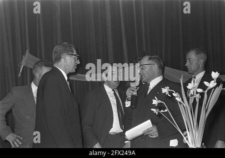 Treffen der Mitglieder der Boerenpartij in Barneveld, Bauer Koekoek wurde erneut zum Vorsitzenden Koekoek (links) im Gespräch mit Herrn Nuijens (rechts mit Brille) gewählt, 2., 20. Januar 1969, Gespräche, Mitgliedertreffen, Niederlande, Foto der Presseagentur des 20. Jahrhunderts, zu erinnerende Nachrichten, Dokumentarfilm, historische Fotografie 1945-1990, visuelle Geschichten, Menschliche Geschichte des zwanzigsten Jahrhunderts, Momente in der Zeit festzuhalten Stockfoto