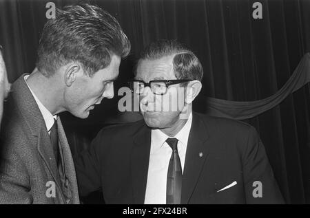 Mitgliederversammlung Boerenpartij in Barneveld, Bauer Koekoek wurde erneut zum Vorsitzenden gewählt H. Koekoek (rechts), 20. Januar 1969, Mitgliederversammlung, Niederlande, 20. Jahrhundert Presseagentur Foto, Nachrichten zu erinnern, Dokumentarfilm, historische Fotografie 1945-1990, visuelle Geschichten, Menschliche Geschichte des zwanzigsten Jahrhunderts, Momente in der Zeit festzuhalten Stockfoto