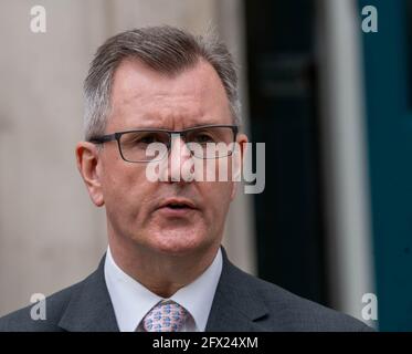 London, Großbritannien. Mai 2021. Lord (Nigel) Dodds und Sir Jeffery Donaldson der DUP-Abgeordnete Jeffrey Donaldson vor dem Kabinettsbüro nach einem Treffen mit Lord Frost über das Nordirland-Protokoll im Bild Sir Jeffery Donaldson Credit: Ian Davidson/Alamy Live News Stockfoto