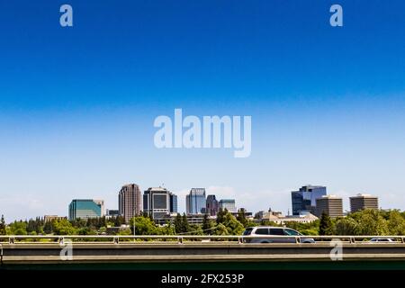 Die Sacramento California Skyline von der Interstate 5 Freeway Stockfoto