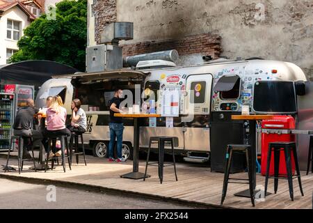 Umgebauter Airstream-Wohnwagen für Street Chefs Burger und Fast Food im Freien in der Innenstadt von Sofia, Bulgarien Stockfoto