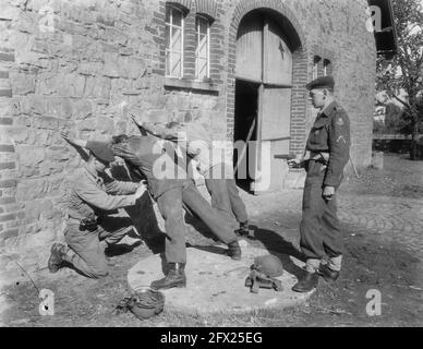 Armeemanöver in Westdeutschland, Soldaten im Einsatz / betroffen, 22. September 1954, Army Manoeuvres, SOLDATES, Niederlande, Presseagentur des 20. Jahrhunderts, Foto, Nachrichten zum erinnern, Dokumentarfilm, historische Fotografie 1945-1990, visuelle Geschichten, Menschliche Geschichte des zwanzigsten Jahrhunderts, Momente in der Zeit festzuhalten Stockfoto