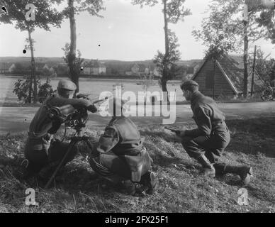 Armeemanöver in Westdeutschland, Soldaten im Einsatz / betroffen, 22. September 1954, Army Manoeuvres, SOLDATES, Niederlande, Presseagentur des 20. Jahrhunderts, Foto, Nachrichten zum erinnern, Dokumentarfilm, historische Fotografie 1945-1990, visuelle Geschichten, Menschliche Geschichte des zwanzigsten Jahrhunderts, Momente in der Zeit festzuhalten Stockfoto