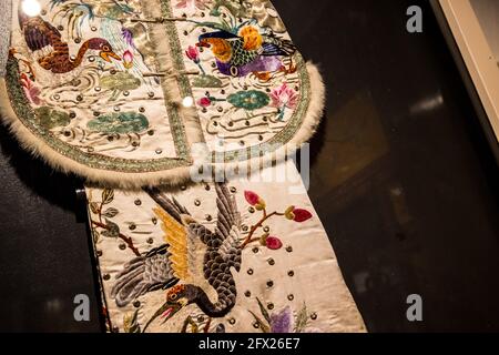 Stickarbeiten an Kleidung im Bok Kai Tempel in der historischen Chinatown von Marysville im Norden von Kalifornien, USA Stockfoto