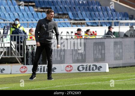 Trainer Robert KLAUSS (Klauss, N) beobachtet das Spiel Soccer 2. Bundesliga, 34. Spieltag, Hannover 96 (H) - FC Nürnberg 1:2, am 23. Mai 2021 in der AWD Arena Hannover. Stockfoto