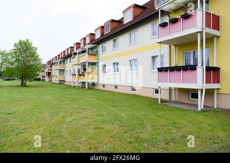 Oranienburg, Deutschland. Mai 2021. Die façade eines Mehrfamilienhauses der Oranienburger Wohnungsbaugenossenschaft (OWG) z.B. in der Weißen Stadt Theodor-Neubaur-Straße/Ecke Walther-Bothe-Straße ist in mehreren Farben gestaltet. Quelle: Soeren Stache/dpa-zentralbild/dpa/Alamy Live News Stockfoto