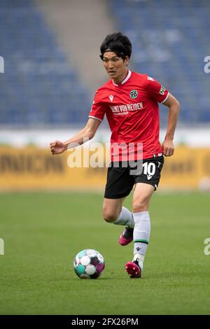 Genki HARAGUCHI (H), individuelle Action mit Ball, Action, Fußball 2. Bundesliga, 34. Spieltag, Hannover 96 (H) - FC Nürnberg 1:2, am 23. Mai 2021 in der AWD Arena Hannover. Stockfoto