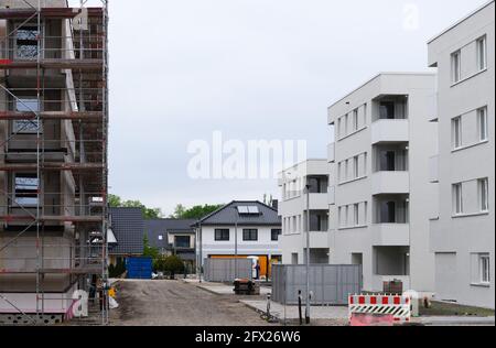 Oranienburg, Deutschland. Mai 2021. Die von der Oranienburger Wohnungsbaugesellschaft (WOBA) in der Weißen Stadt an der Emil-Büge-Straße/Ecke Walther-Bothe-Straße errichteten neuen mehrstöckigen Gebäude sind im Rohbau oder fast bezugsfertig. Im Hintergrund sind die Einfamilienhäuser in der Johannes-Rau-Straße zu sehen. Quelle: Soeren Stache/dpa-zentralbild/dpa/Alamy Live News Stockfoto
