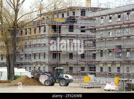 Oranienburg, Deutschland. Mai 2021. Die neuen mehrstöckigen Gebäude der Oranienburger Wohnungsbaugesellschaft (WOBA) in der Weißen Stadt an der Ecke Emil-Büge-Straße und Walther-Bothe-Straße befinden sich im Rohbau. Quelle: Soeren Stache/dpa-zentralbild/dpa/Alamy Live News Stockfoto