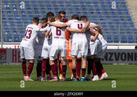 FC Nürnberg, Teamkreis, Motivation, Verschwörung, Fußball 2. Bundesliga, 34. Spieltag, Hannover 96 (H) - FC Nürnberg 1:2, am 23. Mai 2021 in der AWD Arena Hannover. Stockfoto