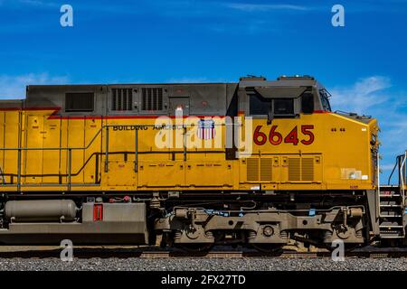Eine Union Pacific Locomotive, die eine Ladung Kohle hereinzieht Marysville, Kalifornien, USA Stockfoto
