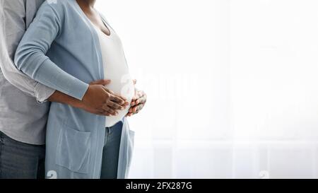 Abgeschnitten von schwarz schwanger paar Bonding zu Hause Stockfoto