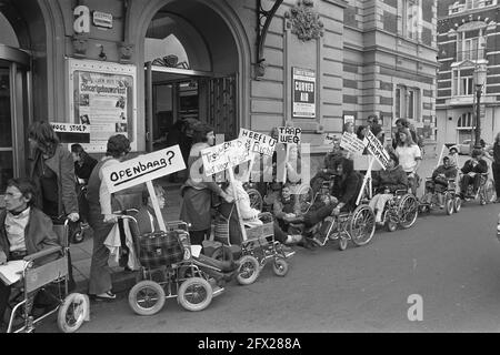 Körperlich behinderte halten protestmarsch in Amsterdam gegen hohe Bürgersteige und so weiter ab, hier vor dem Concertgebouw, 18. September 1972, KINDER, Proteste, Niederlande, Presseagentur des 20. Jahrhunderts, Foto, Nachrichten zum erinnern, Dokumentarfilm, historische Fotografie 1945-1990, visuelle Geschichten, Menschliche Geschichte des zwanzigsten Jahrhunderts, Momente in der Zeit festzuhalten Stockfoto