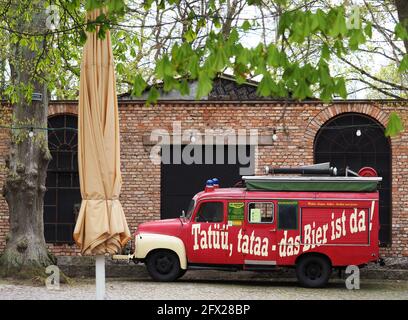 Potsdam, Deutschland. Mai 2021. Im Hof der Brauerei Forsthaus Templin steht ein stillgestellter Feuerwehrwagen, der in einen fahrbaren Bierwagen mit der Aufschrift "Tatüü, tataa - das Bier ist da" umgebaut wurde. Quelle: Soeren Stache/dpa-Zentralbild/dpa/Alamy Live News Stockfoto