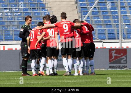 Hannover 96, Mannschaftskreis, Motivation, Verschwörung, Fußball 2. Bundesliga, 34. Spieltag, Hannover 96 (H) - FC Nürnberg 1:2, am 23. Mai 2021 in der AWD Arena Hannover. Stockfoto