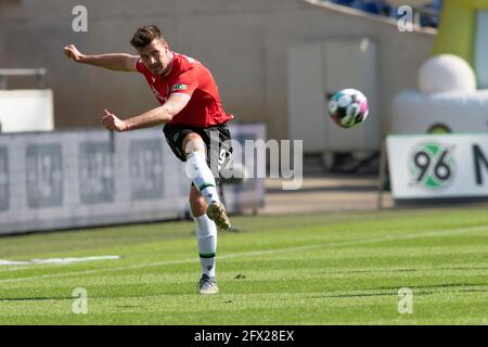 Hendrik WEYDANDT (H), Individual Action mit Ball, Action, Fußball 2. Bundesliga, 34. Spieltag, Hannover 96 (H) - FC Nürnberg 1:2, am 23. Mai 2021 in der AWD Arena Hannover. Stockfoto