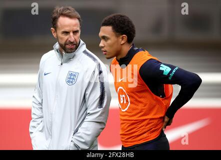 Datei-Foto vom 06-09-2019 von England Manager Gareth Southgate (links) spricht mit Trent Alexander-Arnold. Ausgabedatum: Dienstag, 25. Mai 2021. Stockfoto