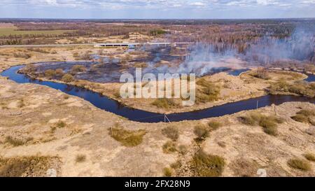 Naturkatastrophe. Luftverschmutzung. Sommersaison. Luftaufnahme. Frühling Trockenes Gras Verbrennt Während Der Trockenheit Heißes Wetter. Bush Feuer Und Rauch Im Wiese Feld Stockfoto