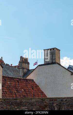 Ein Union Jack fliegt im Sommer über die Stadt der Brunnen. Stockfoto