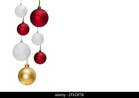 Weihnachtskugeln hängen auf einem Band isoliert auf weißem Hintergrund, festliche Dekoration Vorlage Stockfoto