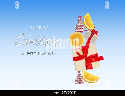 Frohe Weihnachten und Frohes neues Jahr. Hintergrund mit festlichen Geschenkschachtel, Orangenscheiben, Weihnachtsbäumen. Weihnachtsgeschenk. Stockfoto