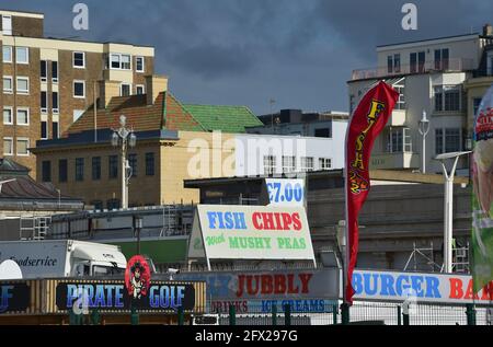 Fish & Chips Cafe Schild an der Küste von Brighton South Coast Sussex Coast UK - nur für den redaktionellen Gebrauch aufgenommen von Simon Dack Stockfoto