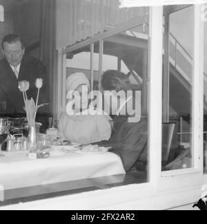 Liz Taylor am Flughafen Schiphol (sie kam, um Filmaufnahmen ihres Mannes Richard Burton anzusehen). Beim Mittagessen am Flughafen Schiphol, Liz Taylor und Richard Burton, 26. April 1965, Schauspieler, Schauspielerinnen, Filme, Filmstars, Mittagessen, Flughäfen, Niederlande, 20. Jahrhundert Presseagentur Foto, Nachrichten zu erinnern, Dokumentarfilm, historische Fotografie 1945-1990, visuelle Geschichten, Menschliche Geschichte des zwanzigsten Jahrhunderts, Momente in der Zeit festzuhalten Stockfoto