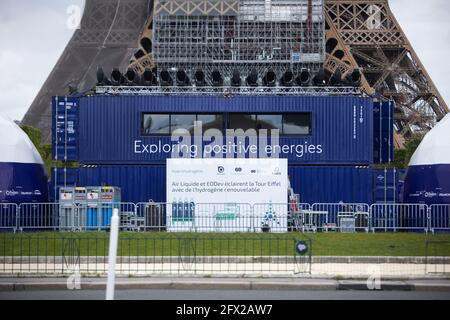 Paris, Frankreich, am 25. Mai 2021. Energy Observer stellt am 25. Mai 2021 in Zelten neben dem Eiffelturm in Paris, Frankreich, ihre künftigen Wasserstofftransportmittel vor. Foto von Raphael Lafargue/ABACAPRESS.COM Stockfoto